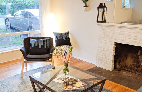 North College Park House | Greenlake, private home + yard