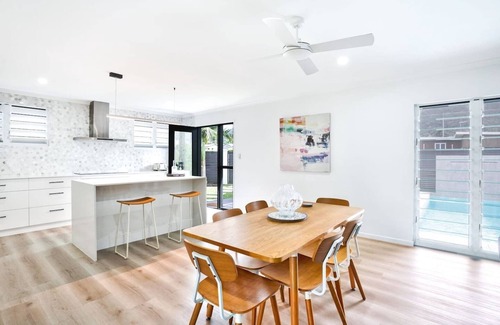 Edge Hill House | Greenslopes House in Edge Hill- Luxury Poolside Villa Near Cairns CBD | Walk to Cafes & Gardens