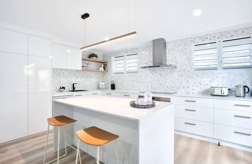 Edge Hill House | Greenslopes House in Edge Hill- Luxury Poolside Villa Near Cairns CBD | Walk to Cafes & Gardens