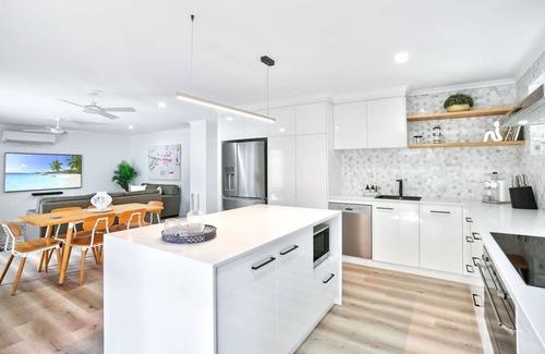 Edge Hill House | Greenslopes House in Edge Hill- Luxury Poolside Villa Near Cairns CBD | Walk to Cafes & Gardens