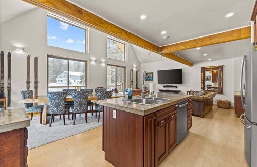 Stowe Area Ski Chalet | Griffin Lodge Chalet 6 ~ a mile from Stowe Resort
