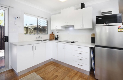 Cairns North Apartment | Ground Floor Easy Unit Close to City 4