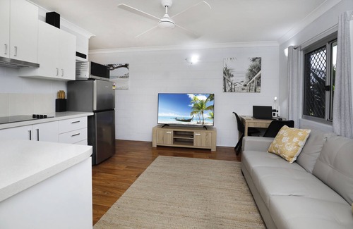 Cairns North Apartment | Ground Floor Easy Unit Close to City 4