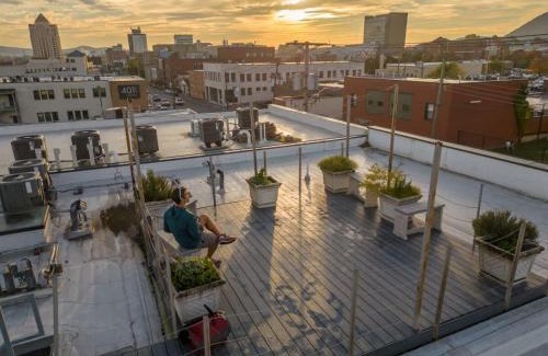 Roanoke Apartment | Ground-floor gem walk to it all