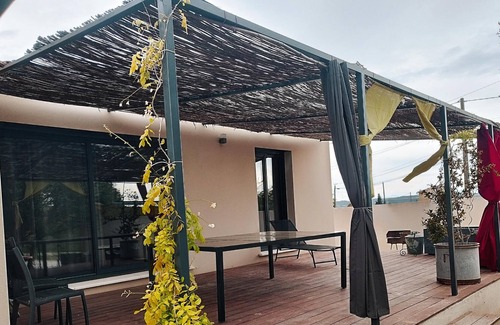 Roquemaure Villa | Ground floor villa with beautiful sunny terrace