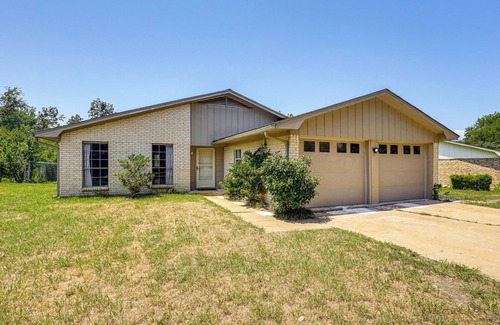 Temple House | Group-Friendly Getaway w/Fenced Yard in Temple!