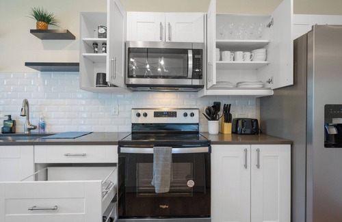 Maple Hill House | Group-Friendly Townhouse Stay – Sleeps up to 20
