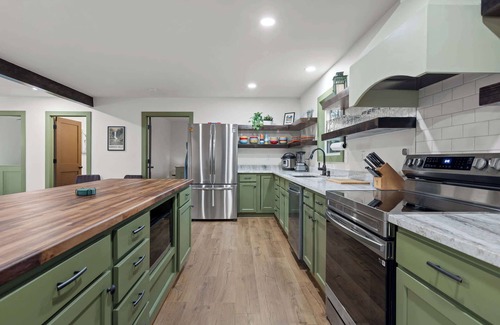 Pikeville House | Group Getaway – Hemlock Haven Sleeps 16