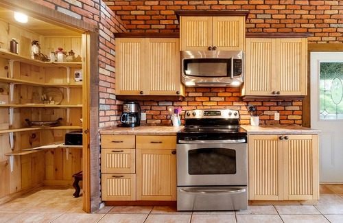 Saint-Faustin-Lac-Carre Cottage | Group oriented 6 BR waterfront cottage with pool table & SPA near Mont Tremblant