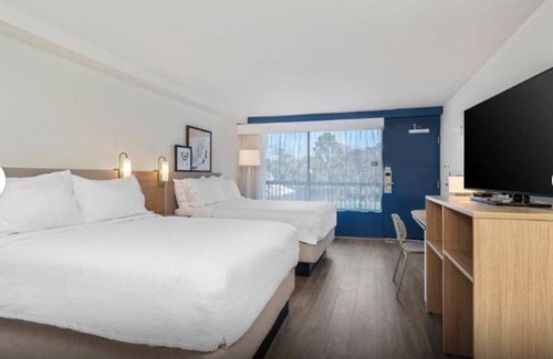 Hilton Head Island Hotel | Group Stay at the Spark! 3 Units w/Pool, Parking and Free Breakfast!