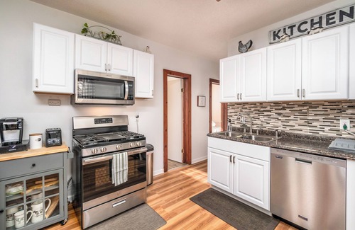 Buffalo House | Group Stay! Buffalo and Niagara Falls Home - 6 bedrooms 2 Baths