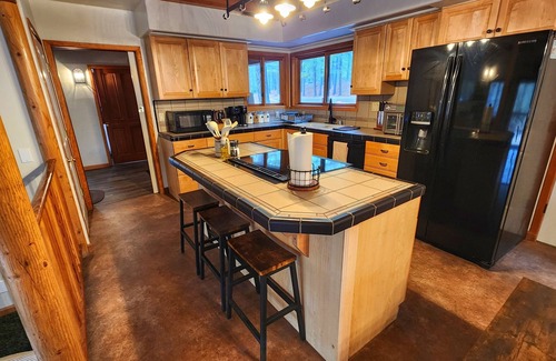 Portola Cabin | Group Travel - Full Kitchen - Hot Tub - Game Room - Spacious Deck + Dogs!