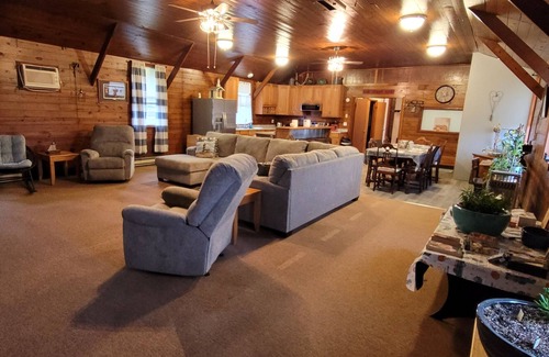 Oak Harbor House | Groups,families,fisherman friendly gatherings lake close by and boating parking