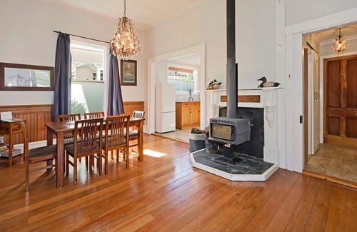 Nelson House | Grove Garden Villa - Beautiful Villa Style House next to the River