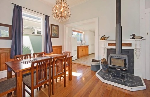 Nelson House | Grove Garden Villa - Beautiful Villa Style House next to the River