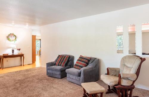 Groveland House | Groveland 2BR House with Hot Tub & Mountain Views