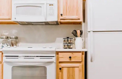 New Braunfels Apartment | GrueneGusthaus#1| Private Condo +Golf Cart Rentals
