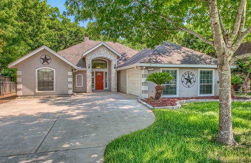 New Braunfels House | Guadalupe Riverfront Home! Multi level deck, fire pit. pool table & 2 dogs!