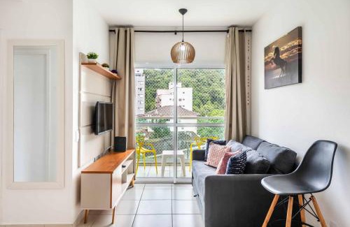 Vila Julia Apartment | Guarujá - 10 min da praia da Enseada/Wifi/Piscina