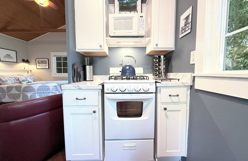 Guerneville Cottage | GuernevilleCottage~Unwind&Reconnect In the Redwoods, FireTbl/HotTub/WiFi/Pup