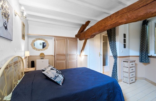 Saint-Sulpice-de-Roumagnac Bed & Breakfast | Guest Rooms 'Le Pré Fleuri 2' with Shared Pool, Shared Terrace and Wi-Fi