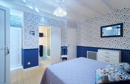 Saint-Sulpice-de-Roumagnac Bed & Breakfast | Guest Rooms 'Le Pré Fleuri 5' with Shared Pool, Communal Terrace and Wi-Fi