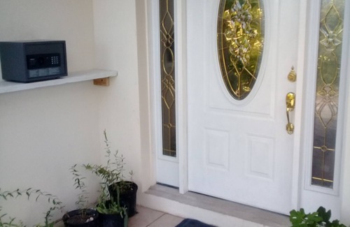 Leeward Settlement House | Guest House 2 bedrooms & 2 baths near Grace Bay Beach & Long Bay Beach.