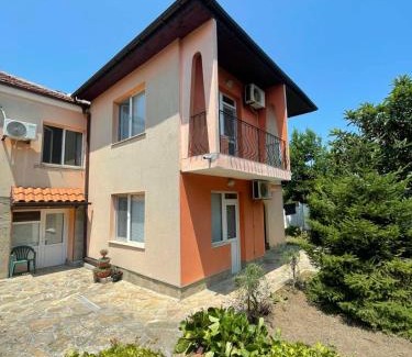Chernomorets House | Guest House Alex