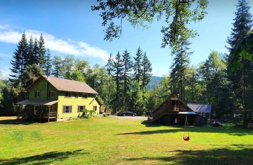 Eatonville House | Guest house near Mt Rainier w/ private fire pit area & BBQ