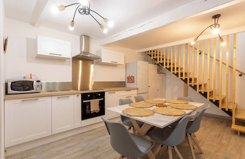 Monein House | Guest House 'Ozalée - Domaine Helaku' with Mountain View, Shared Terrace and Wi-Fi