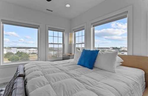 Topsail Beach Hotel | Guest House Topsail - King Suite in hotel on Topsail Beach, North Carolina
