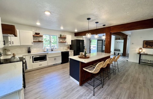 Mountain Home House | Guest House w/Pool and Hot Tub! 10min away from Lake Norfork!
