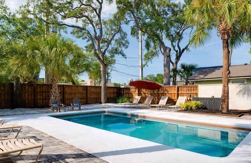 Southbank Apartment | Guest House with a Pool! Intimate spot for relaxation