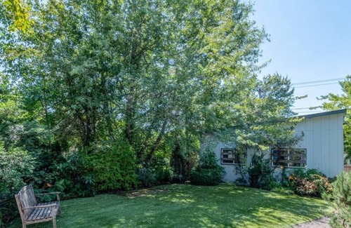 Amazon House | Guest house with grill and parking near UO