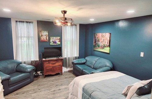 Mount Vernon Bed & Breakfast | Guest Room 6 with a private full bathroom