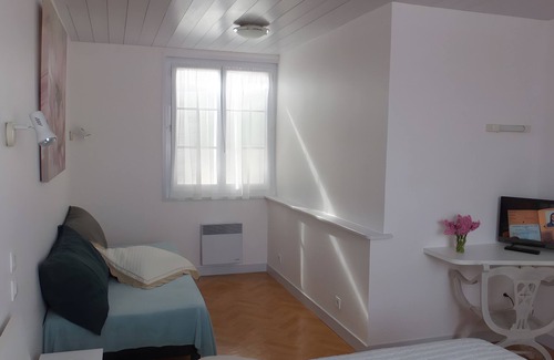 Ars-en-Re Bed & Breakfast | Guest Room Heraudeau 1 - with Shared Garden and Air Conditioning