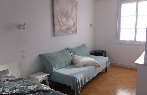 Ars-en-Re Bed & Breakfast | Guest Room Heraudeau 1 - with Shared Garden and Air Conditioning