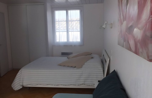 Ars-en-Re Bed & Breakfast | Guest Room Heraudeau 1 - with Shared Garden and Air Conditioning