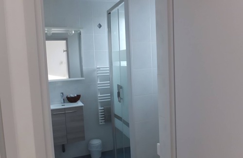 Ars-en-Re Bed & Breakfast | Guest Room Heraudeau 1 - with Shared Garden and Air Conditioning