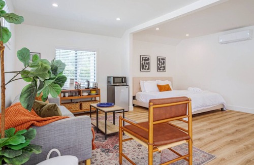 Valley Glen House | Guest Studio Universal private entry