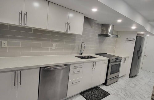 Churchill Meadows Apartment | Guest Suite Apartment with Parking