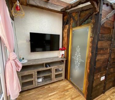 Barkingside Apartment | Guest suite with hot tub and sauna
