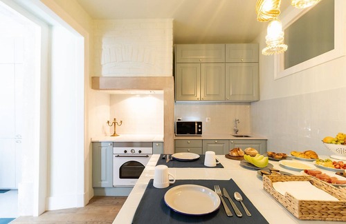 Lisbon Old Town Apartment | GuestHouse - Double Room with Private Bathroom (Room 4 Jofiel)