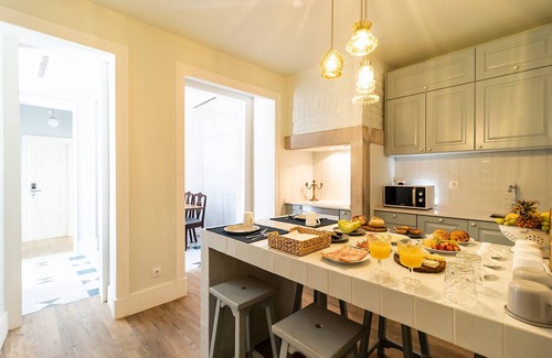 Lisbon Old Town Apartment | GuestHouse - Double Room with Private Bathroom (Room 4 Jofiel)