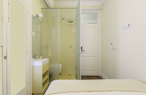 Lisbon Old Town Apartment | GuestHouse - Double Room with Private Bathroom (Room 4 Jofiel)