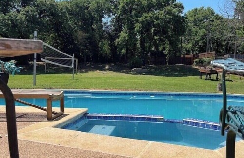 Roanoke Condo | Guesthouse with Pool