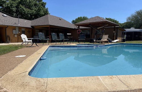Roanoke Condo | Guesthouse with Pool