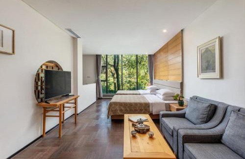 Xiufeng Hotel | Guilin Reed Flute Retreat Free pick-up train station over 2 nights