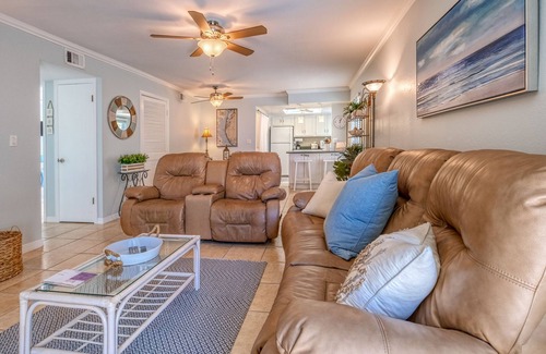 Independence Square Condo | Gulf and Intracoastal Views! WALK TO 4 OR 5 RESTAURANTS & MORE!