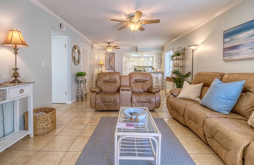 Independence Square Condo | Gulf and Intracoastal Views! WALK TO 4 OR 5 RESTAURANTS & MORE!